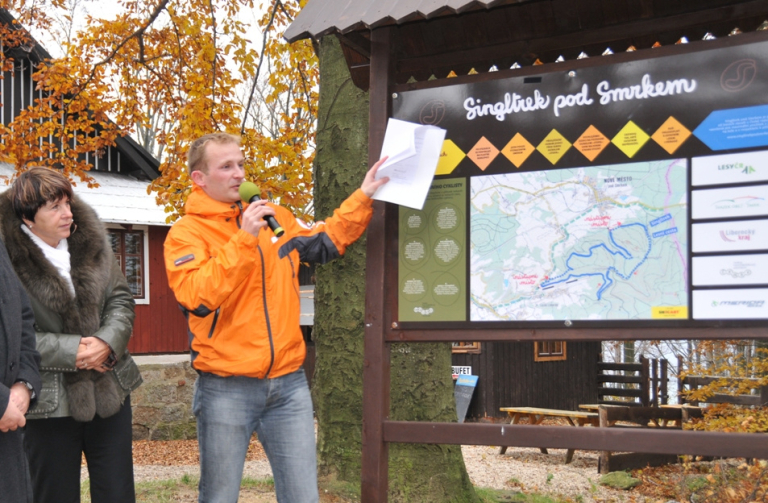 První trasa se otevírala 3. 11. 2009, nám, hejtmana vlevo